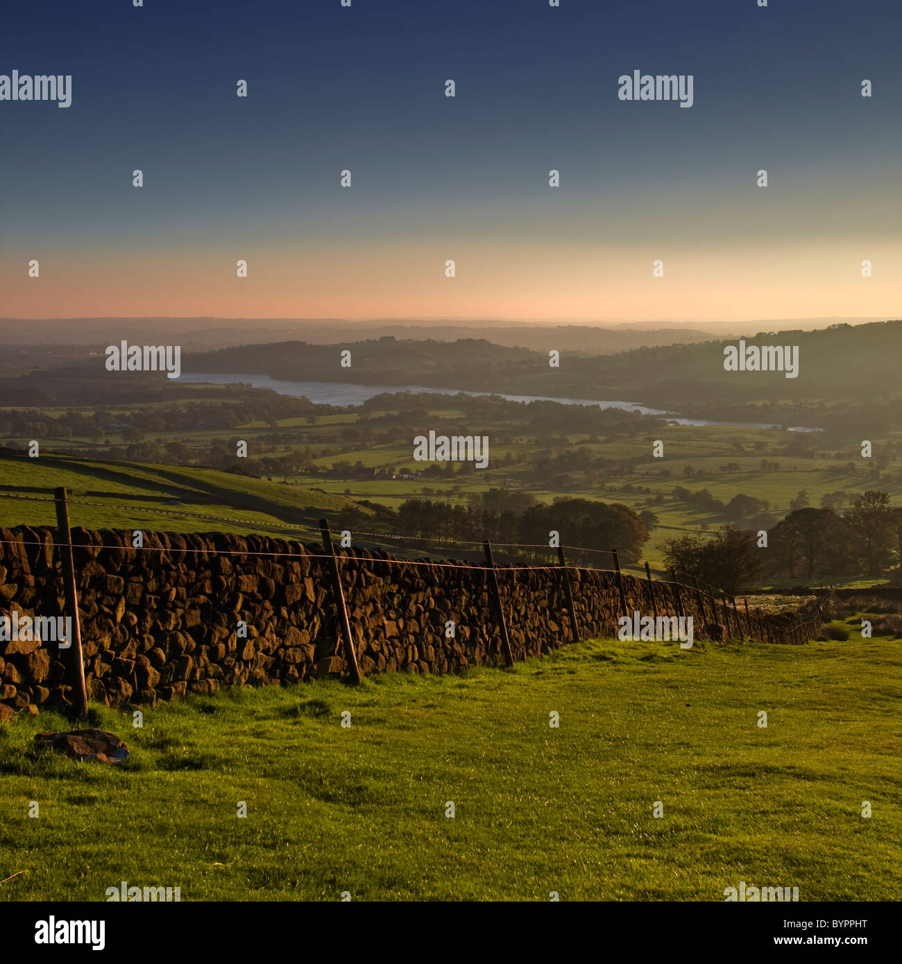 Blick auf die Landschaft von Staffordshire von Kakerlaken, in der Nähe von Upper Hulme in Richtung der Tittesworth-Stausee. Stockfoto