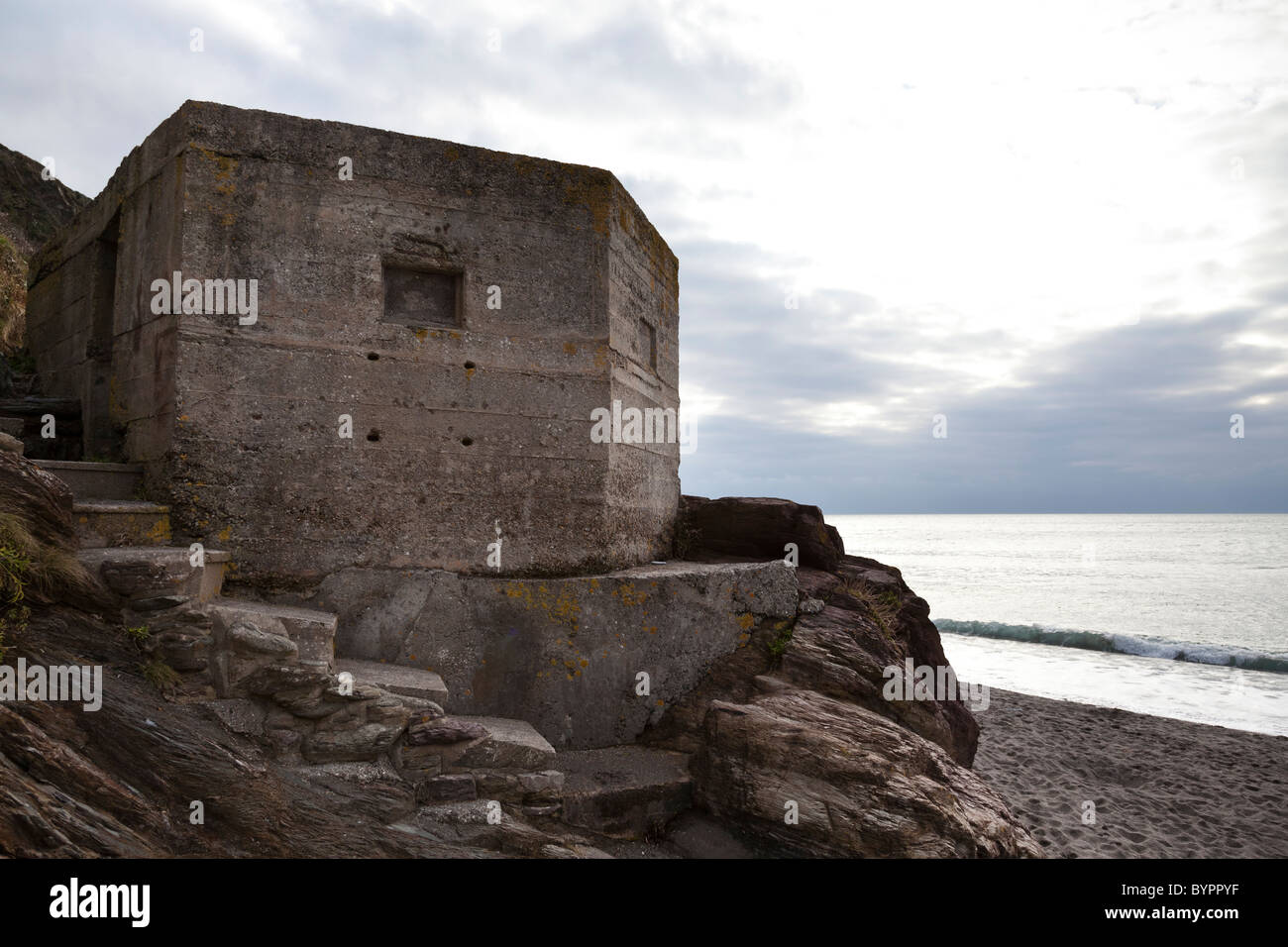 Alten WWII Pillenbox auf Finnygook Strand, Portwrinkle, Cornwall, England. Stockfoto