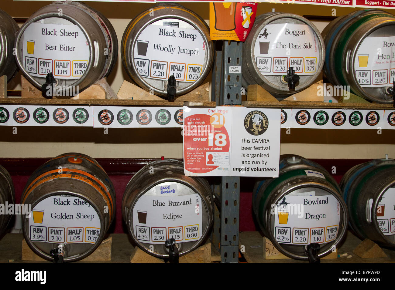 Regale und Stillage   Regale voller Fässer Bier auf dem 7. Pendle Bierfest. Colne, Lancashire, UK Stockfoto