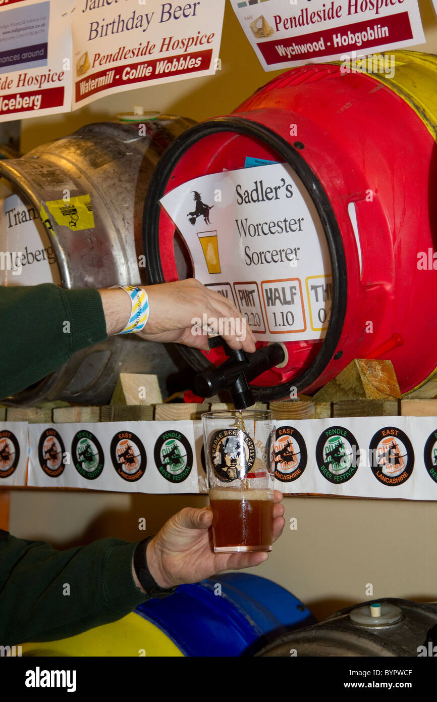 Sadler's Worcester Sorcerer; Gießen eines Pint-Fassbier-Gestells.Gestellteller beim Pendle Beer Festival 7th. Colne, Lancashire, Großbritannien Stockfoto