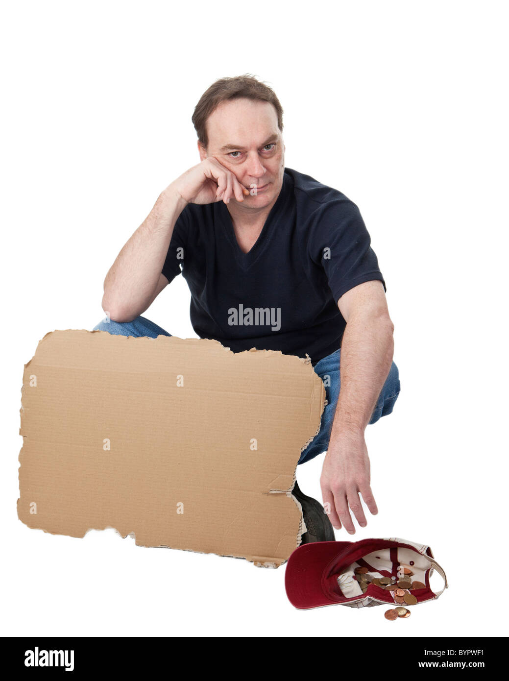 Mann mittleren Alters, betteln mit einem leeren Zeichen, geeignet für das Hinzufügen von Text auf einem weißen Hintergrund isoliert Stockfoto