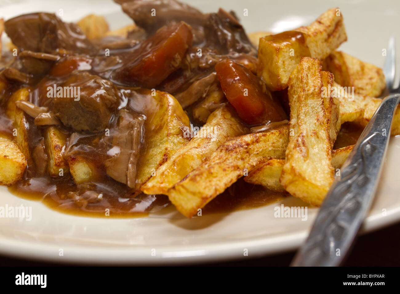 Rindsgulasch mit Chips oder Pommes frites aus niedrigen Perspektive hautnah. Stockfoto
