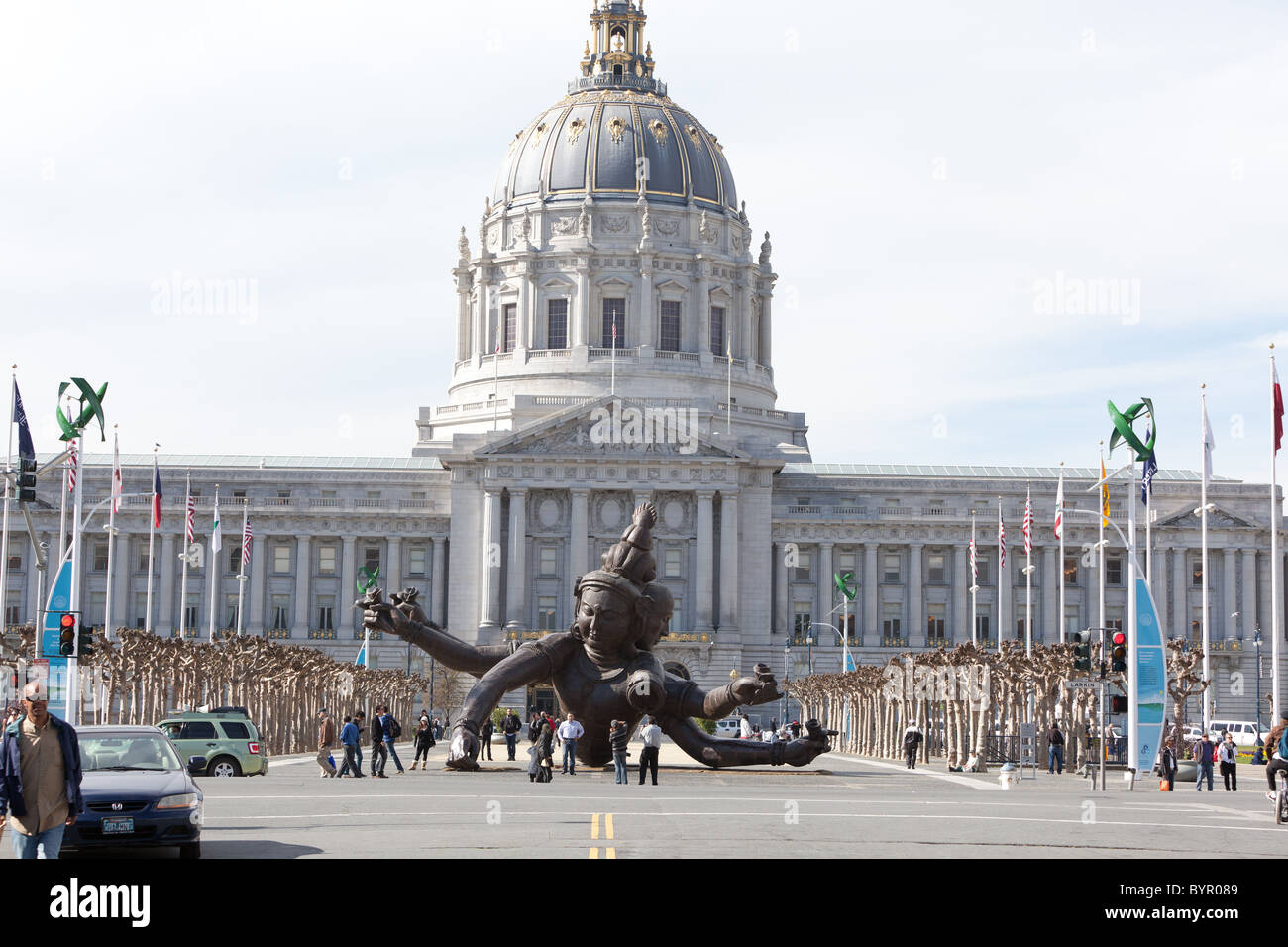 Drei Köpfe, sechs Arme Statue vor der San Francisco City Hall. Stockfoto