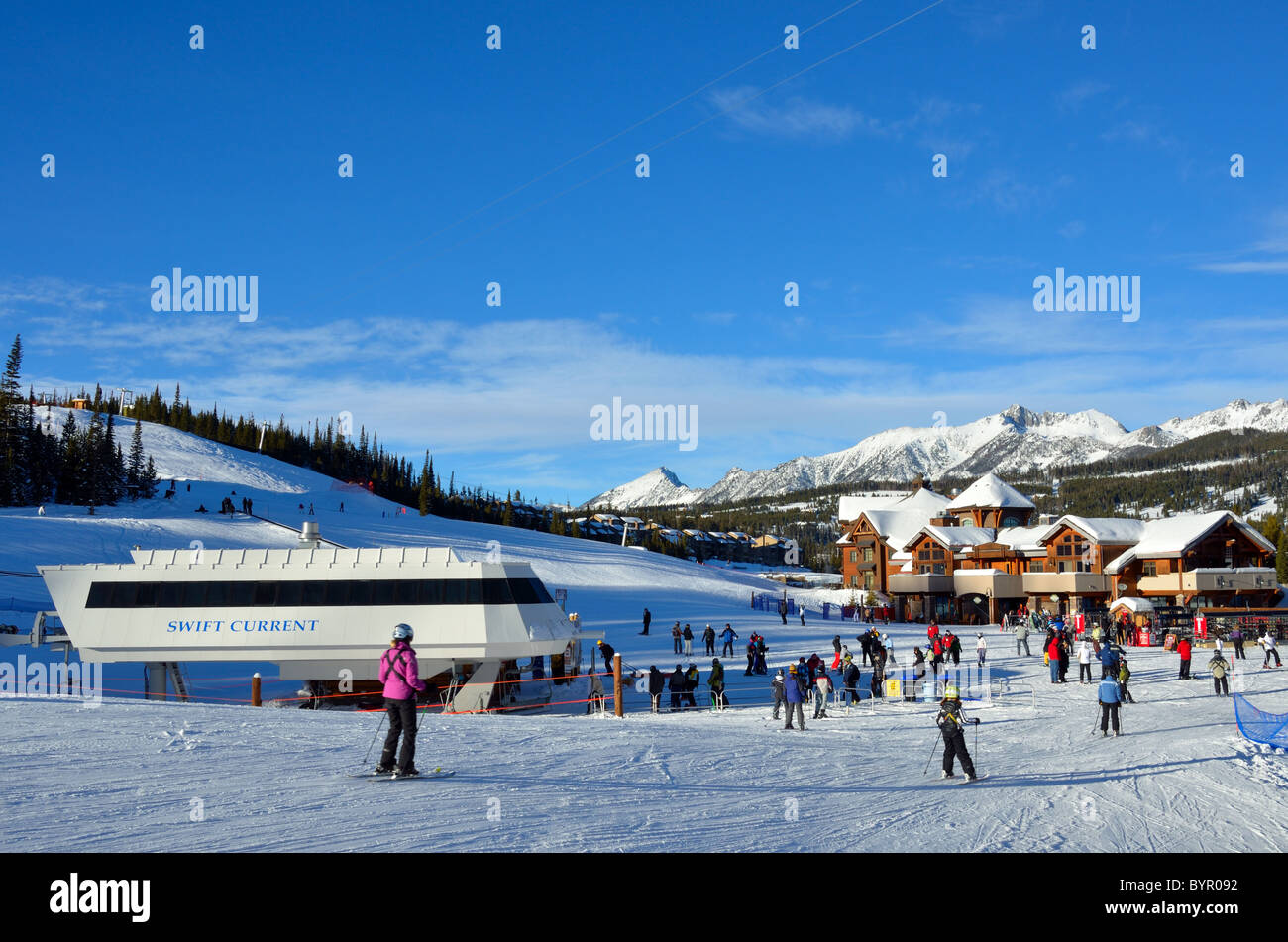 Skifahrer kommen den Hang hinunter bis zur Basis. Big Sky Ski Resort, Montana, USA. Stockfoto