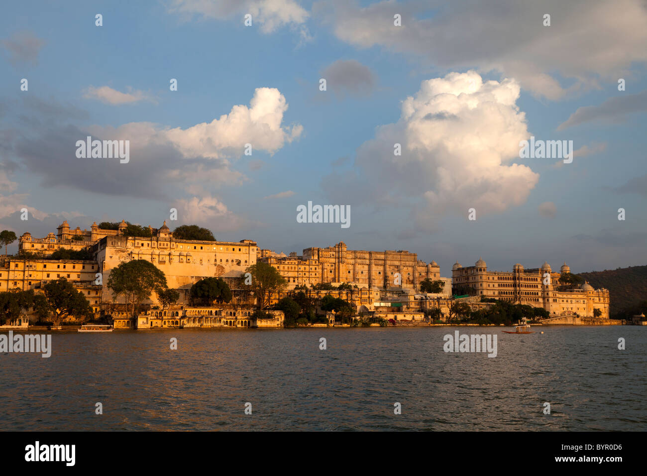Indien, Rajasthan, Udaipur, Stadtschloss gesehen über Pichola-See Stockfoto