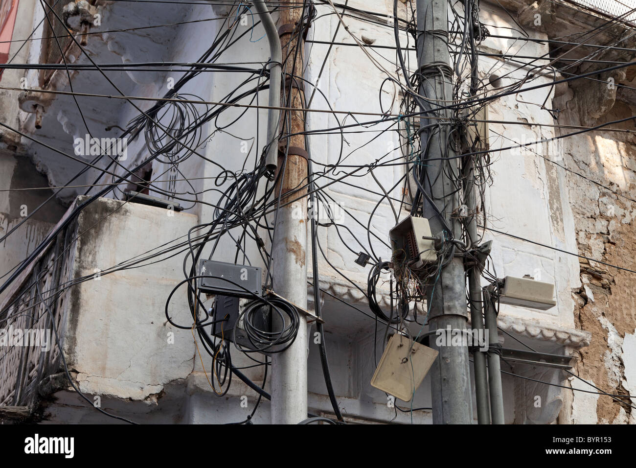 Indien, Rajasthan, Udaipur, Durcheinander Telefonleitungen Stockfoto