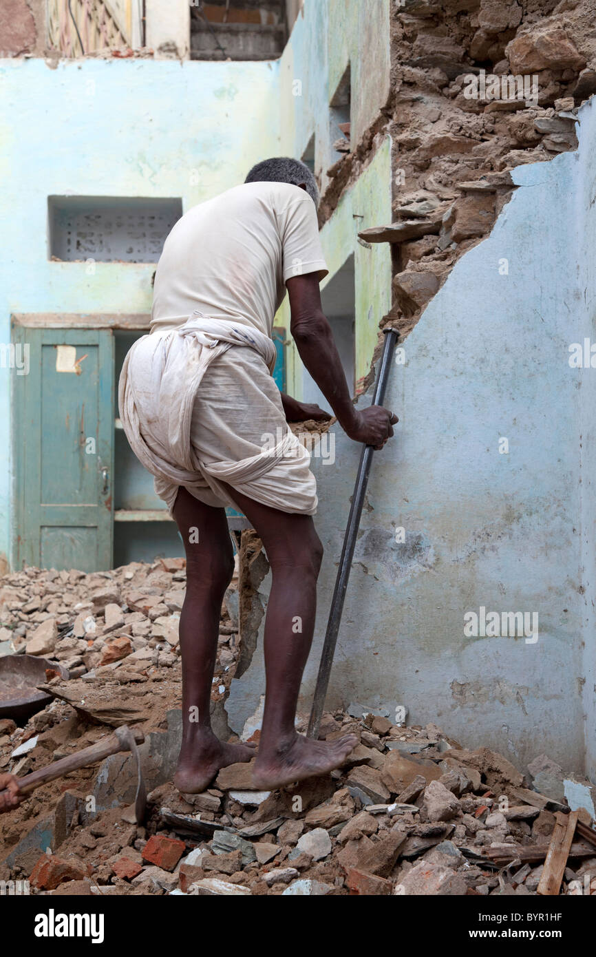 Indien, Rajasthan, Udaipur, Greis Wiederaufbau verfallenes Haus in Altstadt Stockfoto