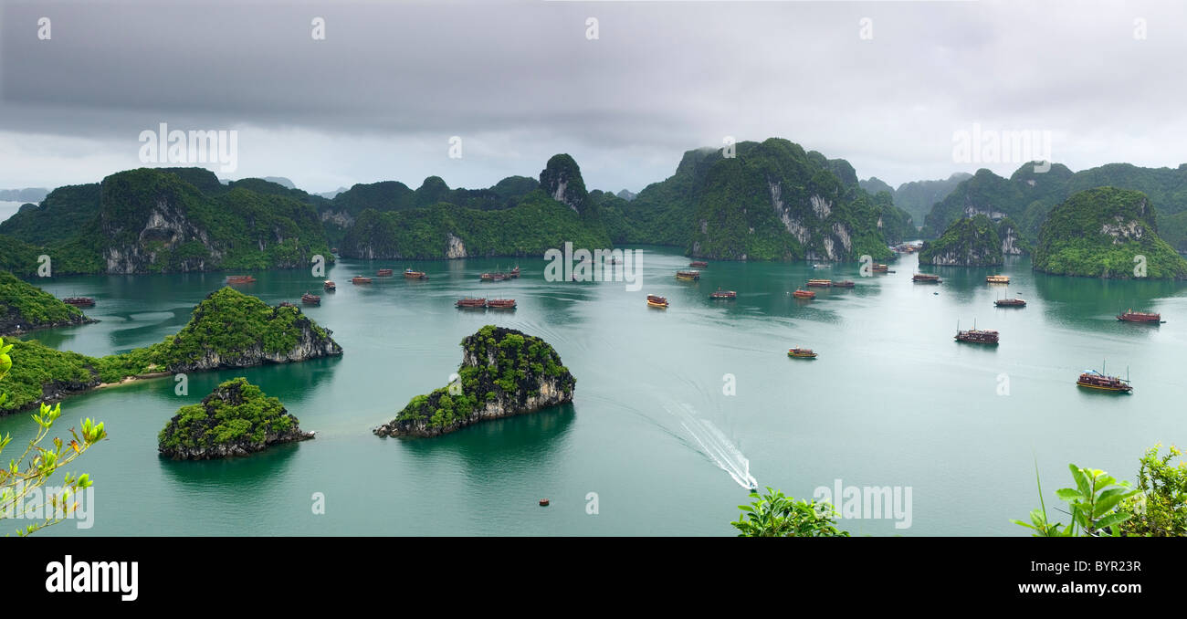 Ha Long Bay. Quang Ninh Provinz, Vietnam, Asien. Stockfoto