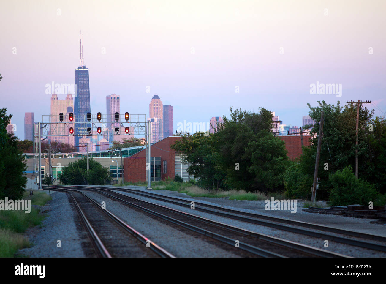 Chicago ist die Eisenbahn-Hauptstadt der Welt. Leere Spuren mit der Skyline im Hintergrund. Stockfoto