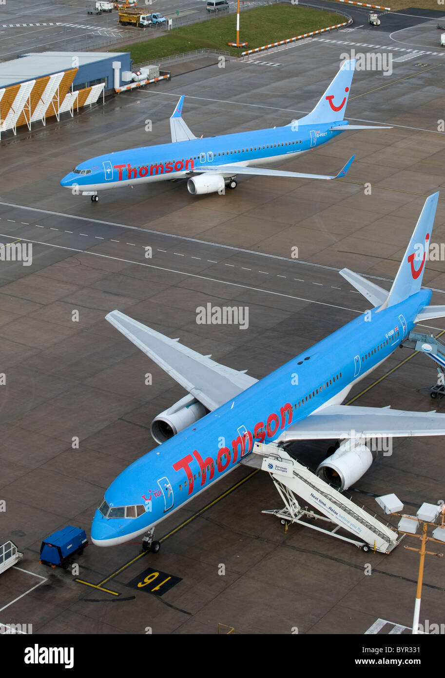 Thomson Airways / Thomsonfly Boeing 737-Flugzeuge auf dem Vorfeld des Nottingham East Midlands Airport nahe Kegworth UK Stockfoto