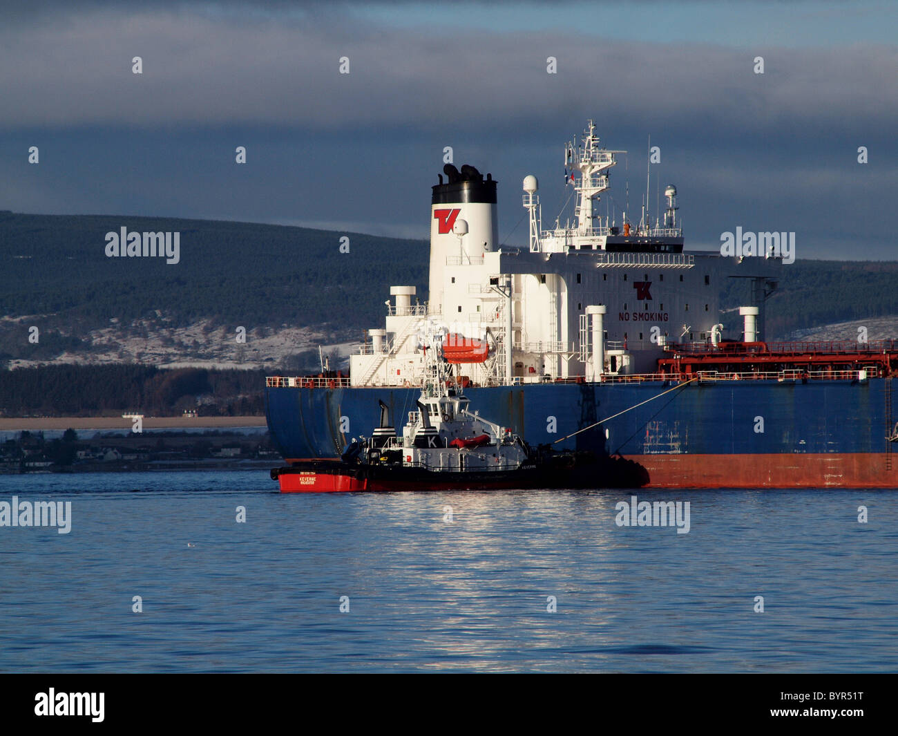 Ein Schlepper Manöver ein Öltanker am Nigg Oil Terminal, Cromarty Firth, Schottland Stockfoto