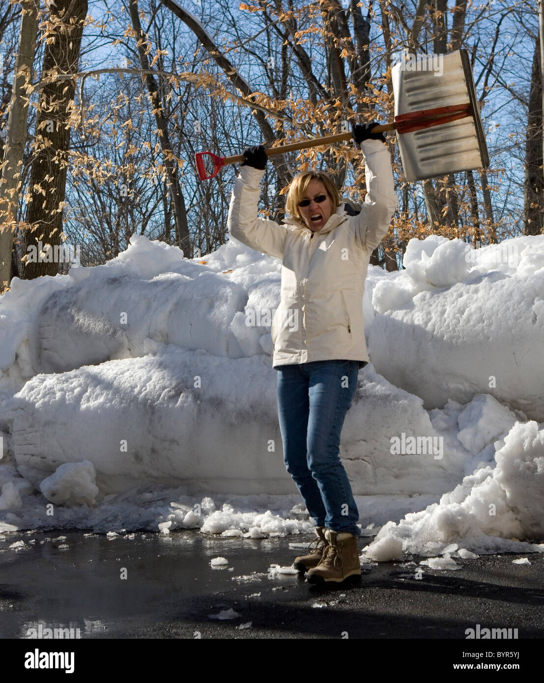 Frau mit Schnee Schaufeln über Kopf unter Missachtung der winter Stockfoto