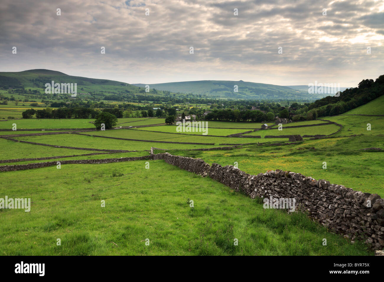 Trockenstein ummauerte Feldern in der Nähe von Castletown, The Peak District, Derbyshire Stockfoto