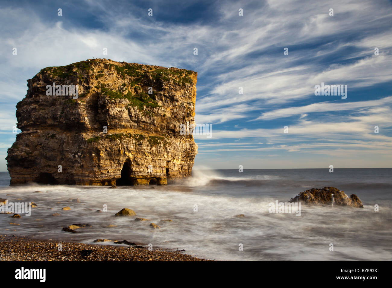 eine große Felsformation vor der Küste; South Shields, Tyne und Abnutzung, england Stockfoto