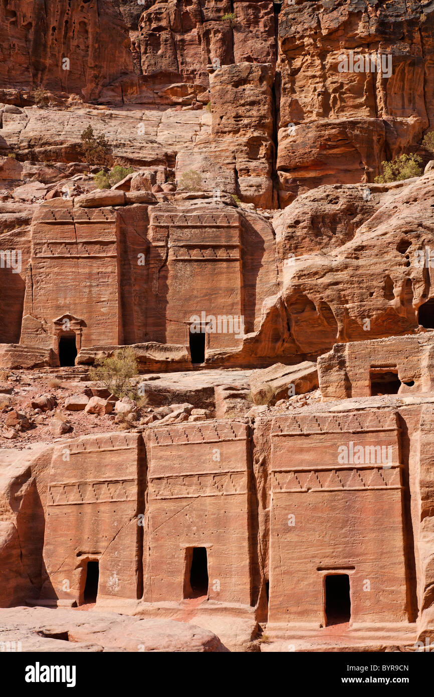 Stein schneiden Gräber an der Straße von Fassaden, Petra, Jordanien Stockfoto