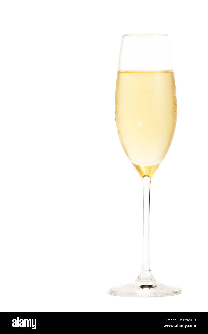 kalten Champagner in ein Champagnerglas auf weißem Hintergrund Stockfoto