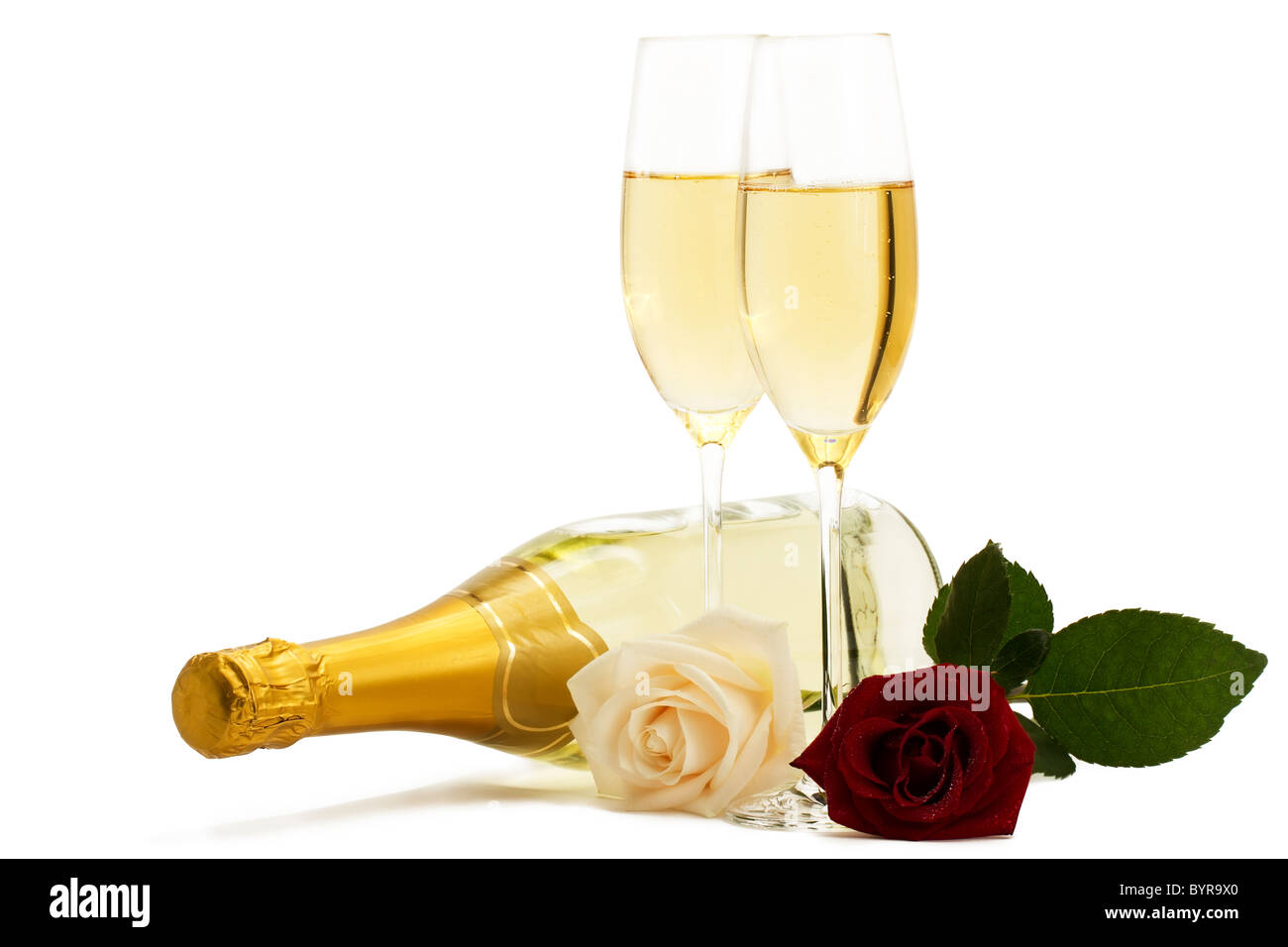 rote und cremefarbene Rosen mit zwei Champagner-Gläser und eine Flasche Champagner auf weißem Hintergrund Stockfoto