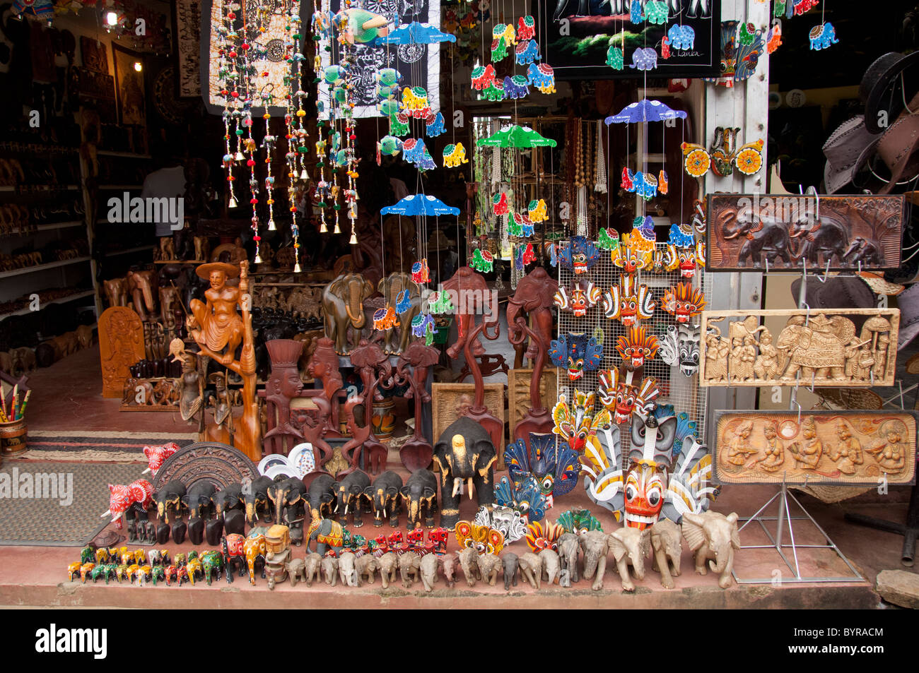 Sri Lanka, Pinnawala Elephant Orphanage. Typische Sri Lanka Souvenirs