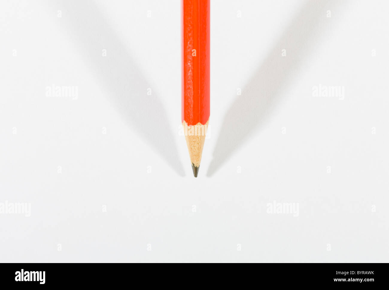 Bleistift auf einem weißen Hintergrund mit Schatten auf beiden Seiten gleich weit entfernt Stockfoto