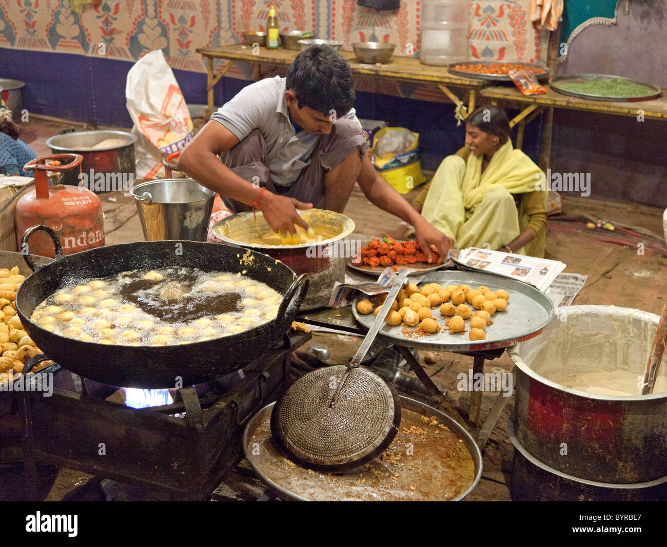 Indien, Rajasthan, Jodhpur, Männlich Kochen tiefen Pfanne Pakhoras für indische Hochzeitsbankett Stockfoto