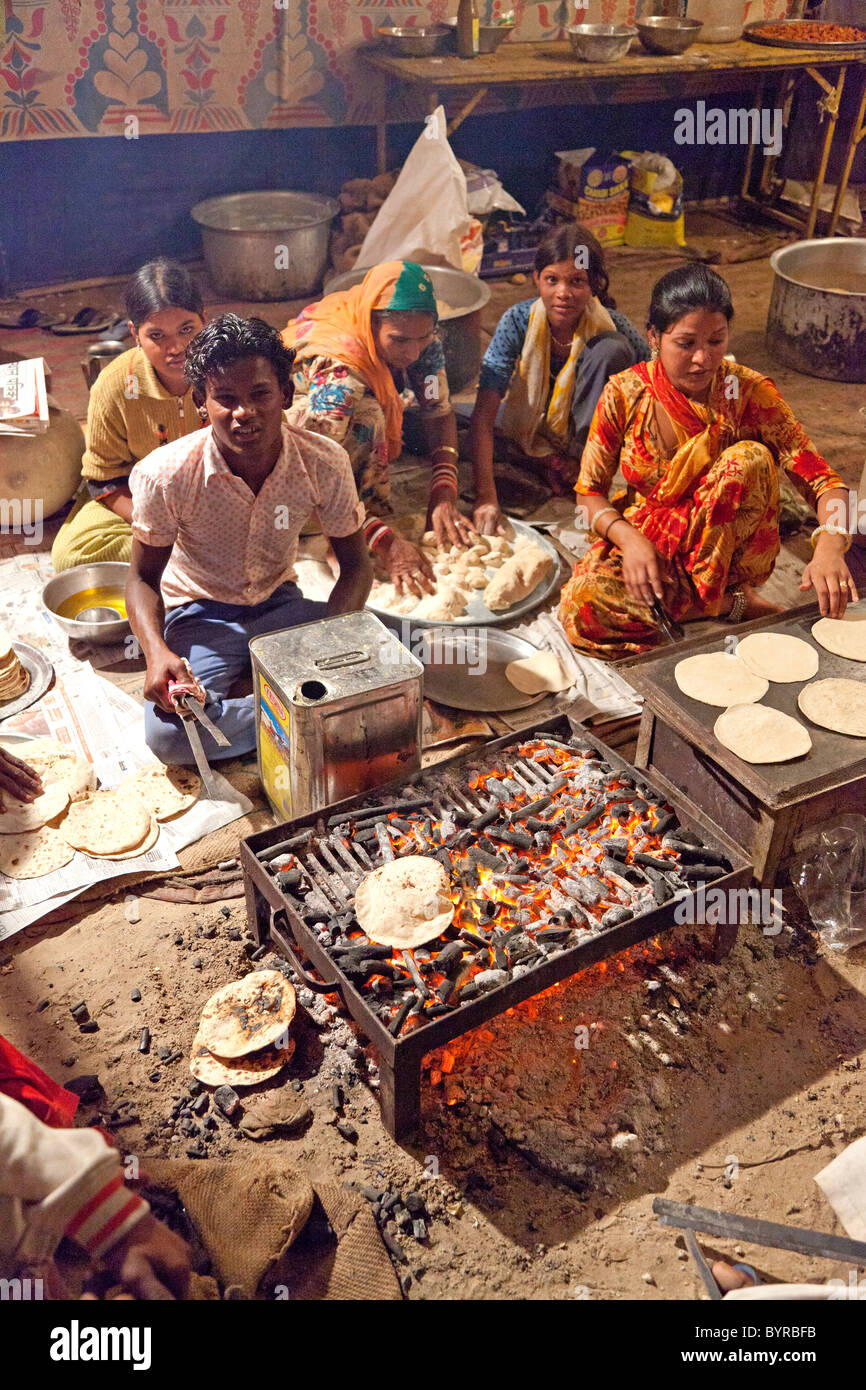 Indien, Rajasthan, Jodhpur, Männer und Frauen, die indische Hochzeitsbankett Chapatis (Rotis) vorbereiten Stockfoto