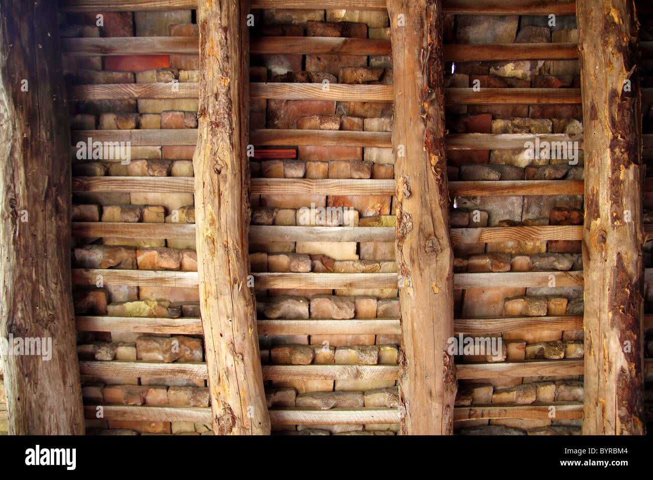 Tonziegel Dach innen quadratischen Fliesen Holzbalken traditionelle Dacharchitektur Spanien Stockfoto