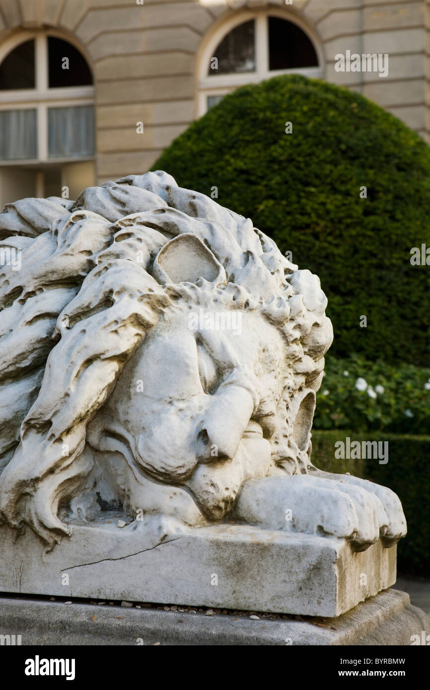 eine Skulptur des Kopfes eines schlafenden Löwen; Paris, Frankreich Stockfoto