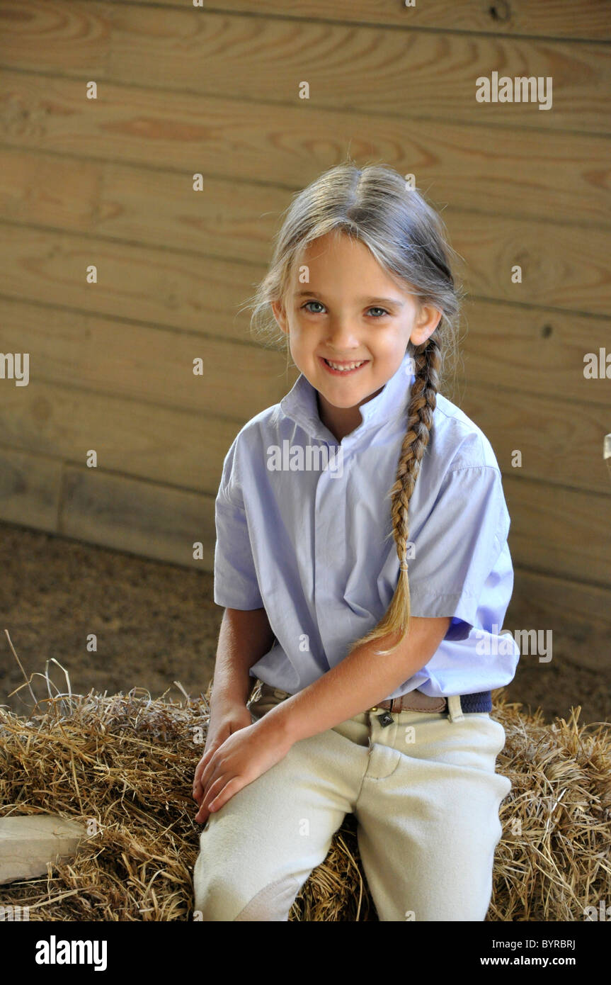 Kleine Junge Mädchen Sitzen Auf Einem Heuballen In Einem Stall Das Mädchen Hat Lange Blonde 