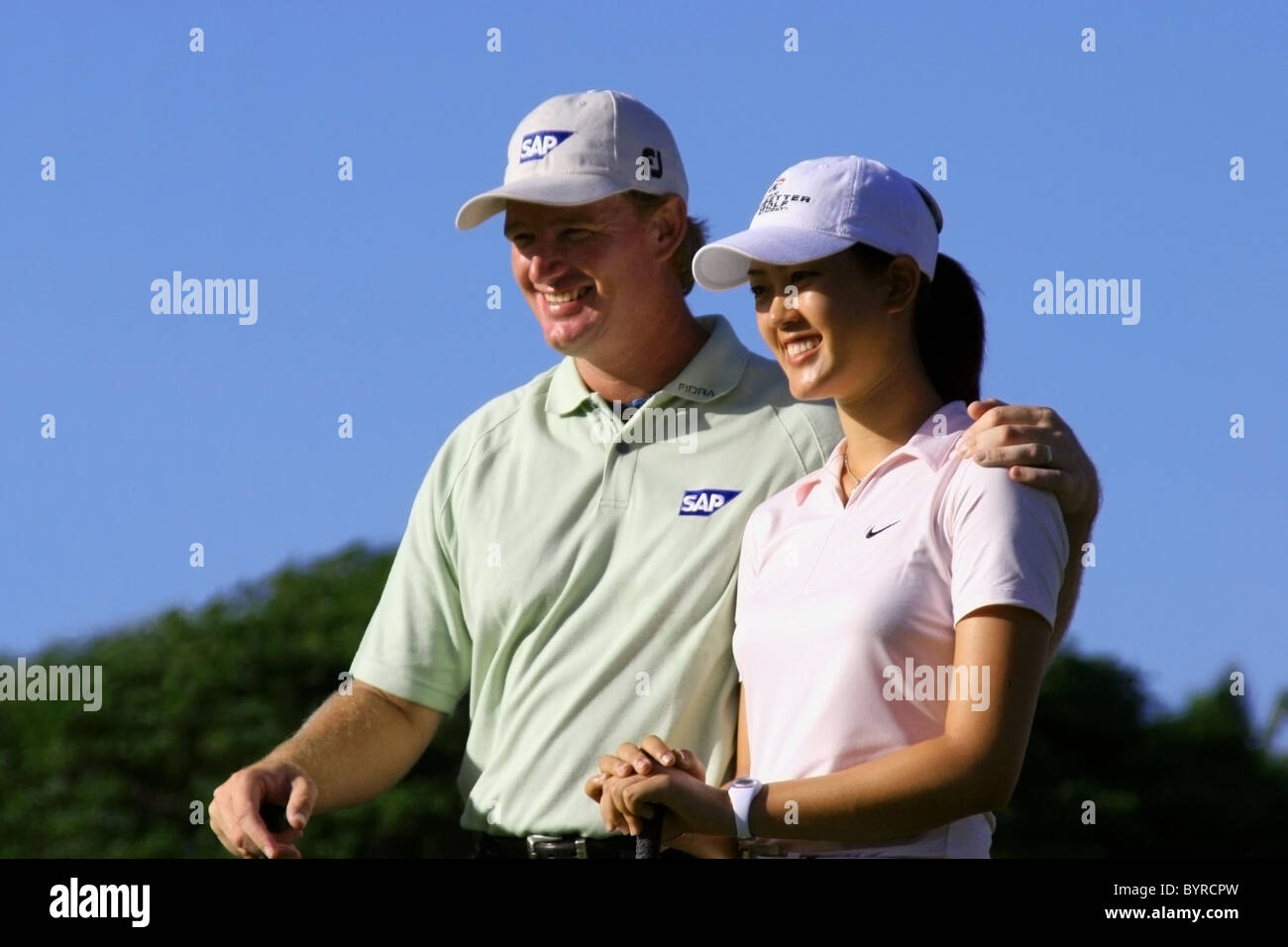 Fünfzehn Jahr alt stellt Kind Golfer Michelle Wie mit South African PGA Spieler Ernie Els vor der 2005 Sony Open In Hawaii. Stockfoto