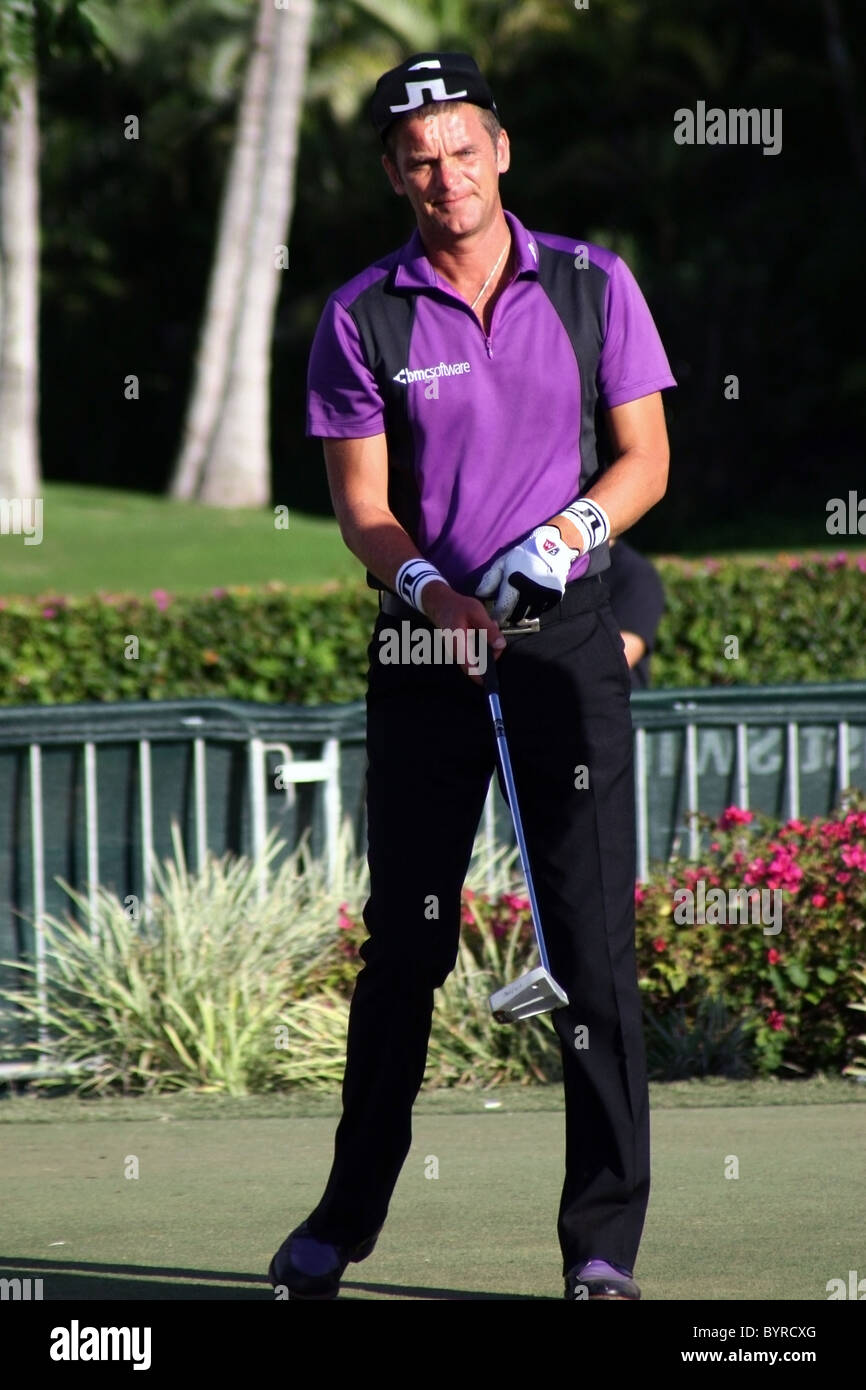 Schwedens modische PGA Golfer Jesper Parnevik übt seine setzen vor der 2005 Sony Open In Hawaii. Stockfoto