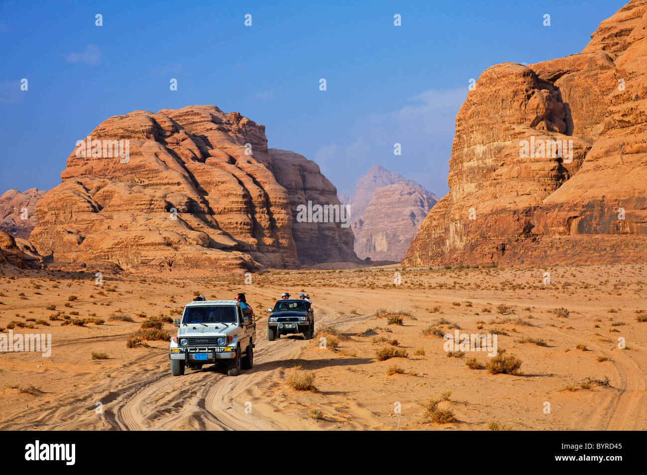 Desert Safari in Allradfahrzeugen im Wadi Rum, Jordanien Stockfoto