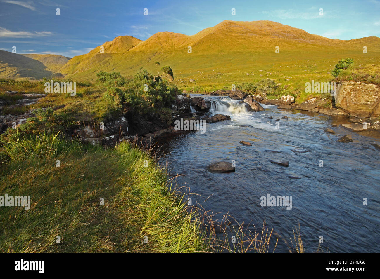 Bundorragha River im Delphi Valley in Connacht Region; County Mayo, Irland Stockfoto