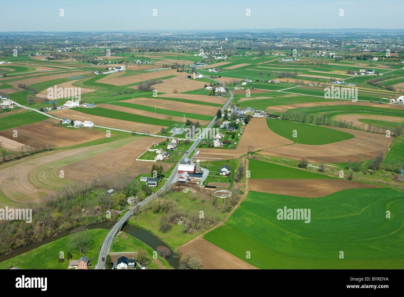 Landwirtschaft - Luftbild von Gehöften und landwirtschaftlichen Flächen in Mitte Frühling / in der Nähe von Lancaster, Pennsylvania, USA. Stockfoto
