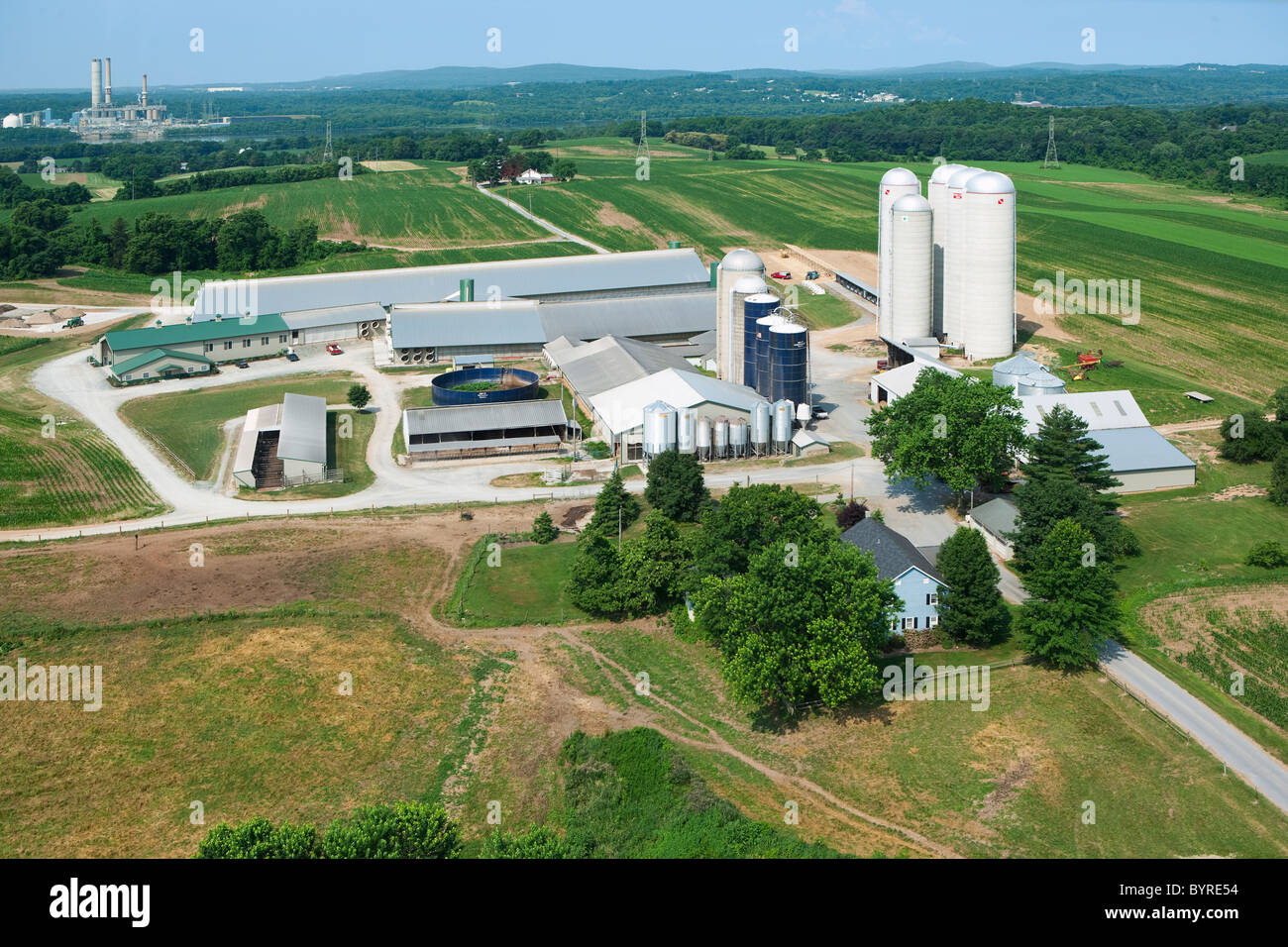 Luftbild von einer Molkerei Gehöft und landwirtschaftlich genutzten Feldern mit Neubau einen Melkstand / Pennsylvania, USA. Stockfoto