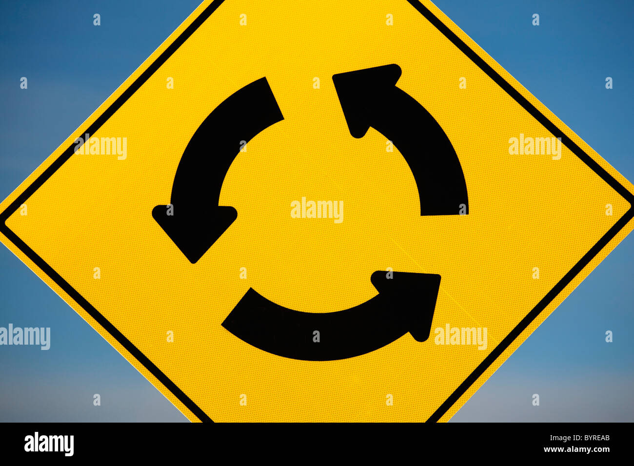 ein gelbes Schild mit drei Pfeile im Kreis gehen; Calgary, Alberta, Kanada Stockfoto