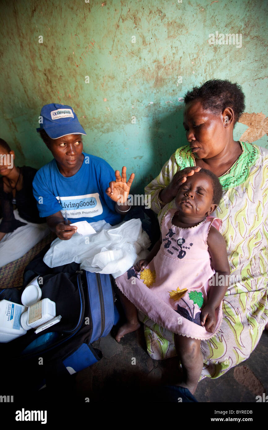 Gesundheitswesen Heimarbeiter mit der NGO Leben Ware macht einen Besuch in eine Frau und ihre Kinder an Malaria in Kampala. Stockfoto