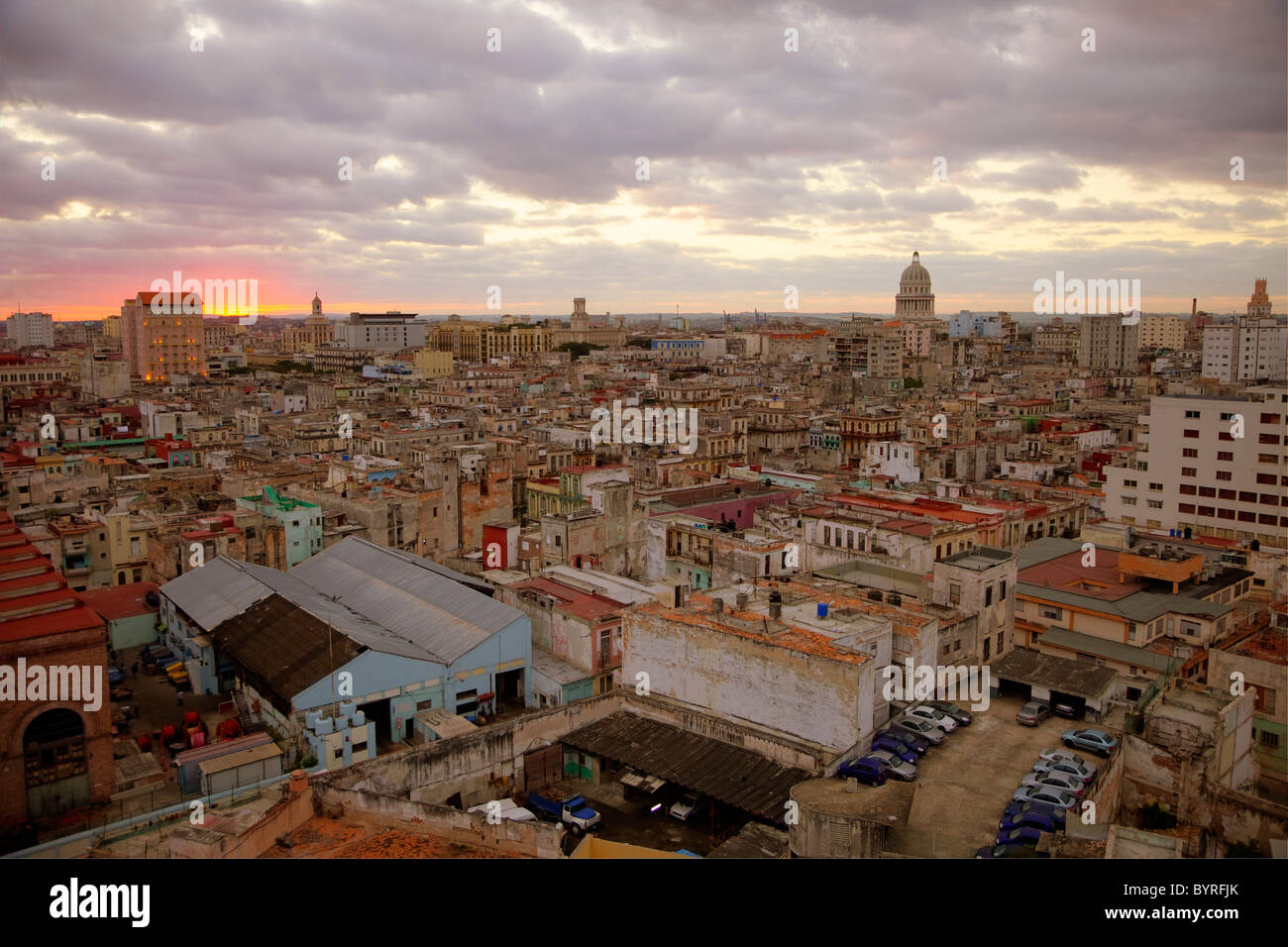 Havanna, Kuba.  Sunrise.  Kuppel des Kapitols Gebäude auf rechten Seite. Stockfoto