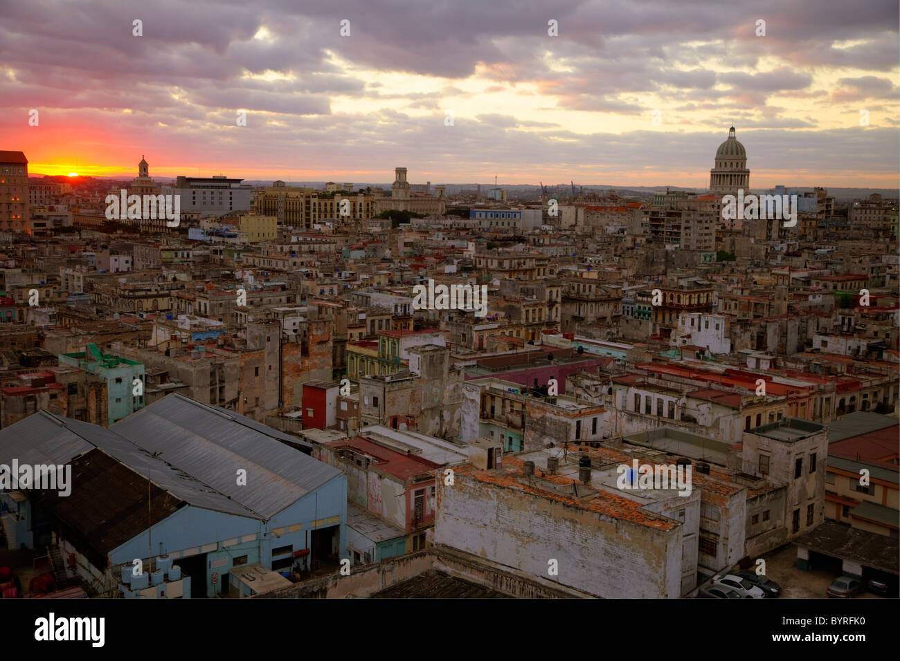 Havanna, Kuba.  Sunrise.  Kuppel des Kapitols auf rechten Seite. Stockfoto