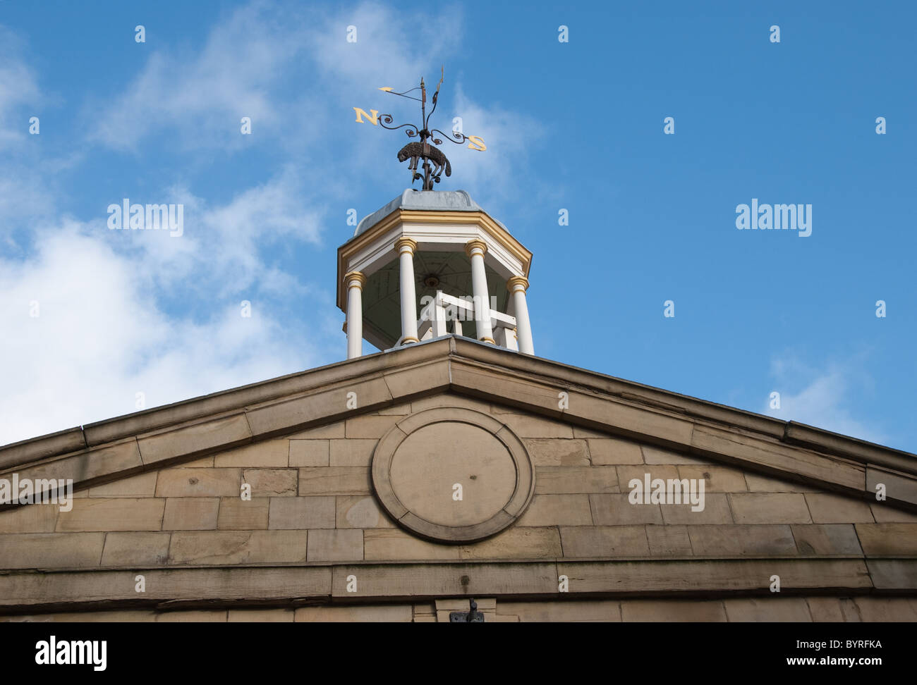 Kuppel und Wetterfahne auf den Eingang zum Halifax Piece Hall Stockfoto