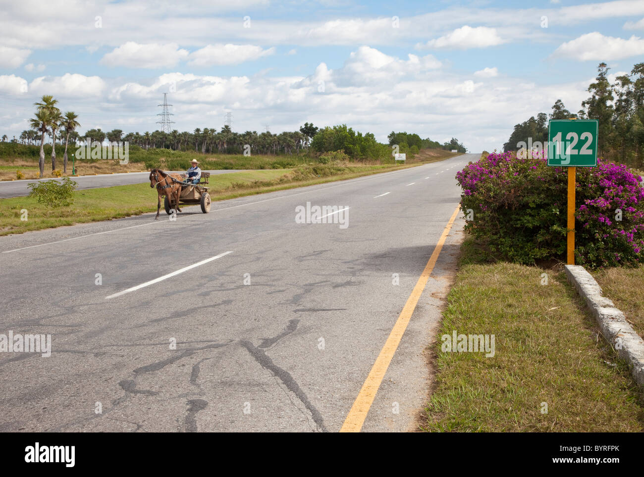 Kuba, Pinar Del Rio Region Viñales (Vinales) Bereich. Autobahn A4. Pferdefuhrwerk mit einem Divided Highway. Stockfoto