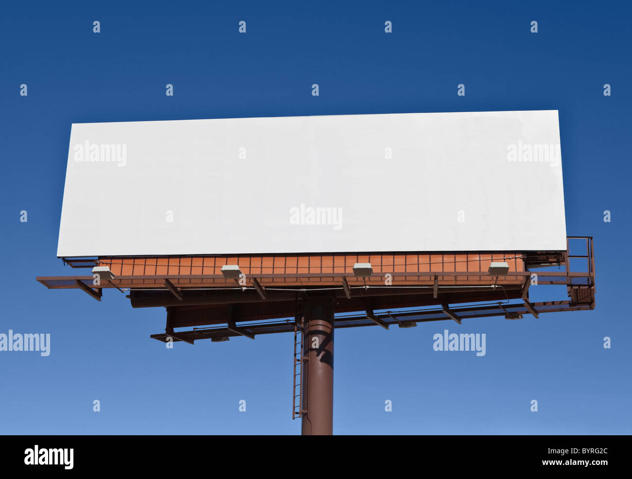 Große leere Plakatwand in Wüste Sonnenlicht. Stockfoto