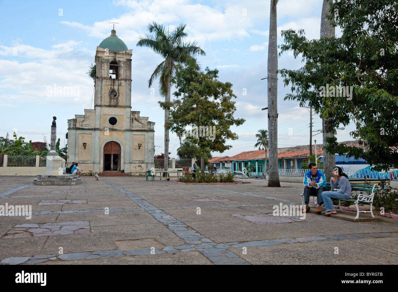 Kuba, Pinar Del Rio Region, Viñales (Vinales) Town Plaza und Kirche. Stockfoto