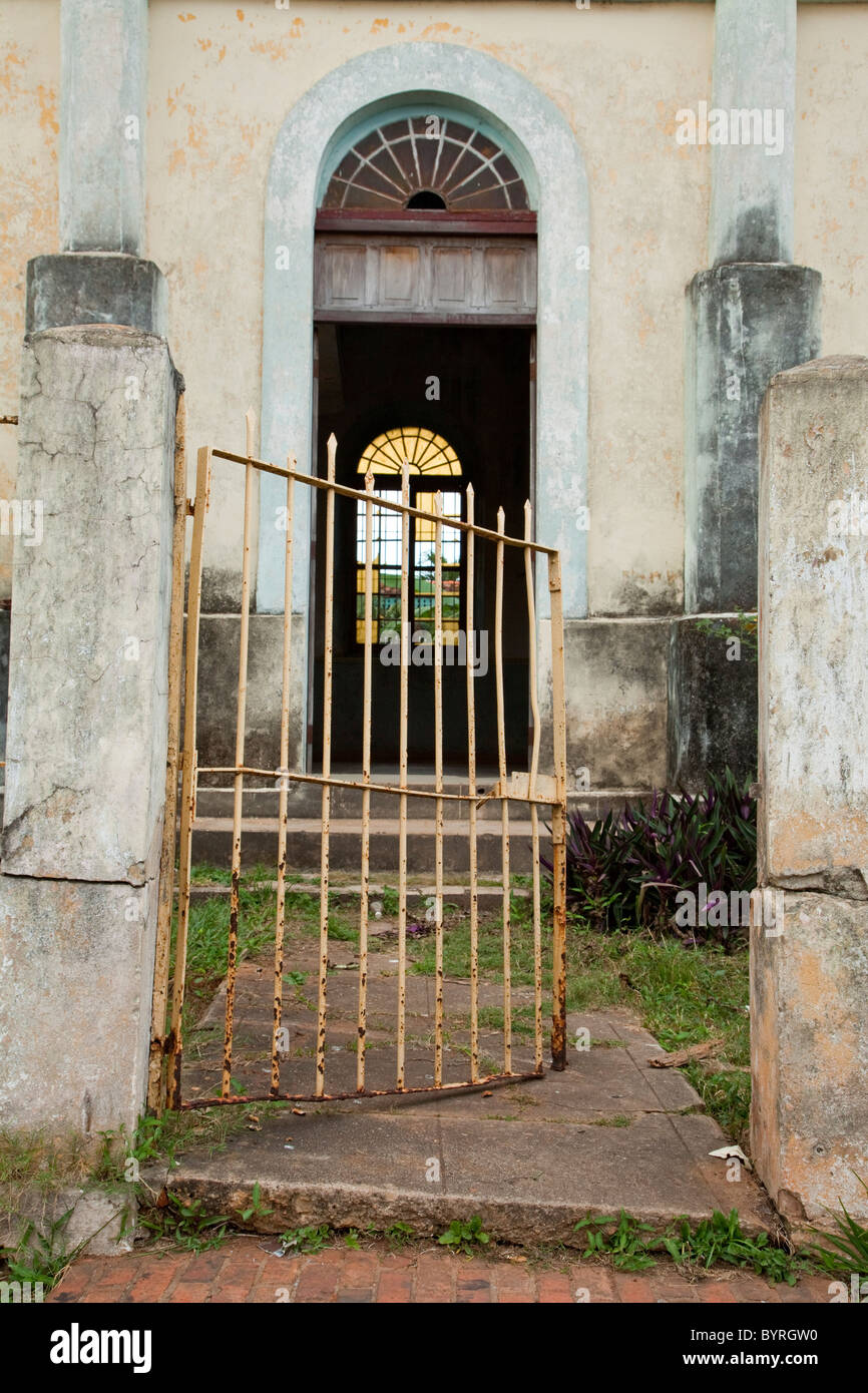 Kuba, Pinar Del Rio Region Viñales (Vinales). Seiteneingang in die Kirche. Stockfoto