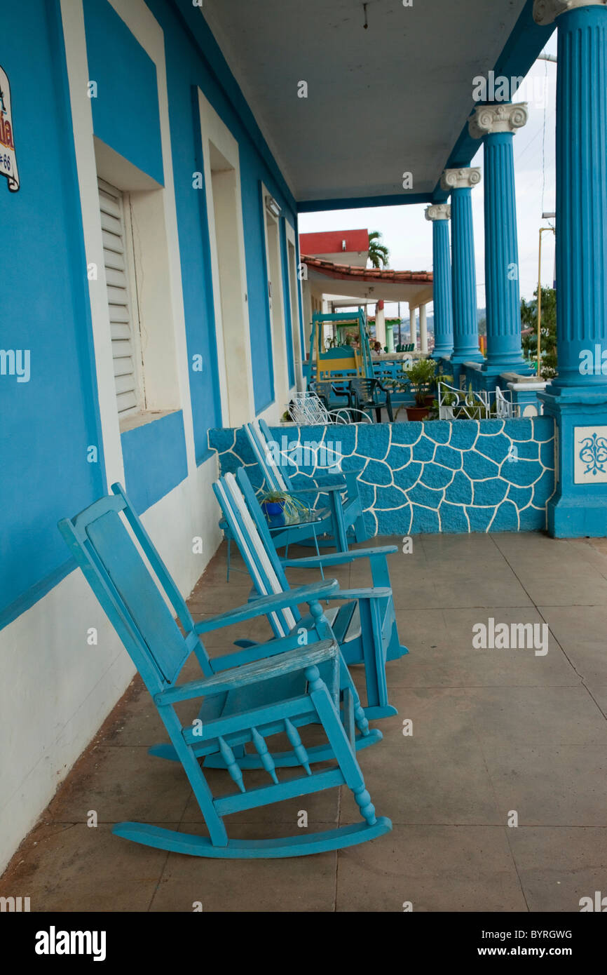 Kuba, Pinar Del Rio Region Viñales (Vinales). Veranda vor dem Haus. Stockfoto