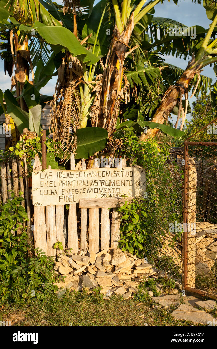 Kuba, Pinar Del Rio Region Viñales (Vinales). Fidel-Slogan gemalt auf einem Zaun in einer Seitenstraße der Nachbarschaft. Stockfoto