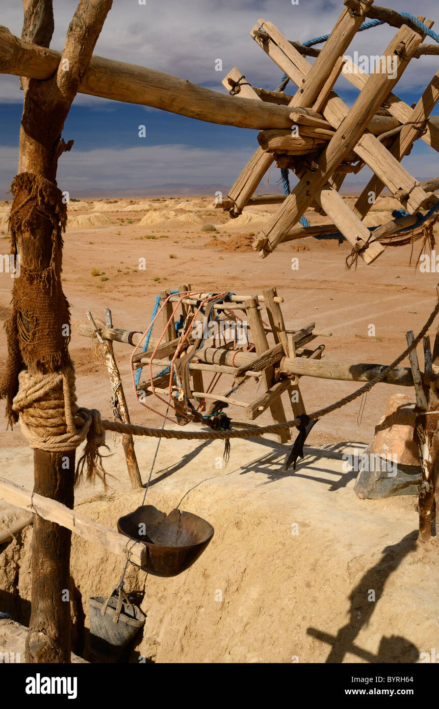 Alten Riemenscheiben Seile und Eimer am Khettara auch in den ariden Tafilalt Becken von Marokko Nordafrika Stockfoto