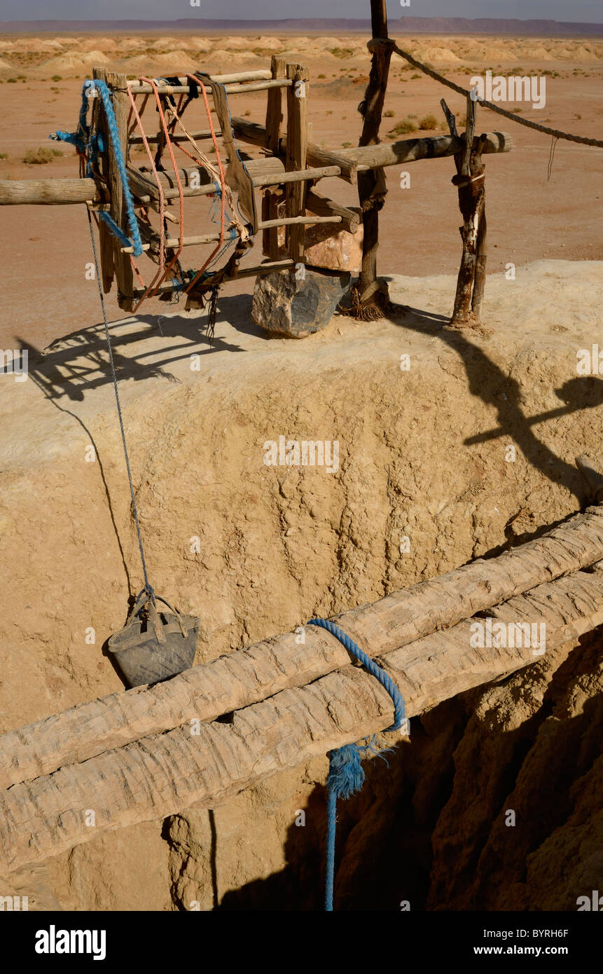 Riemenscheibe Seil und Eimer an khettara gut in der wasserarmen tafilalt Becken von Marokko Stockfoto