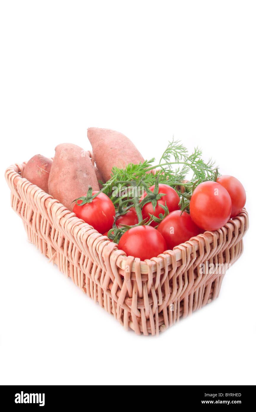 hölzerne Korb mit frischen rohen Kartoffeln Tomaten und Karotten Stockfoto