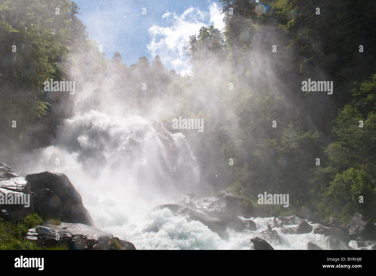 Cascade du lutour nach starkem Regen im oberen Dorf von cauterets. Vom gr10 Fußgängerbrücke über dem Dorf. Juni die Pyrenäen. Frankreich. Stockfoto