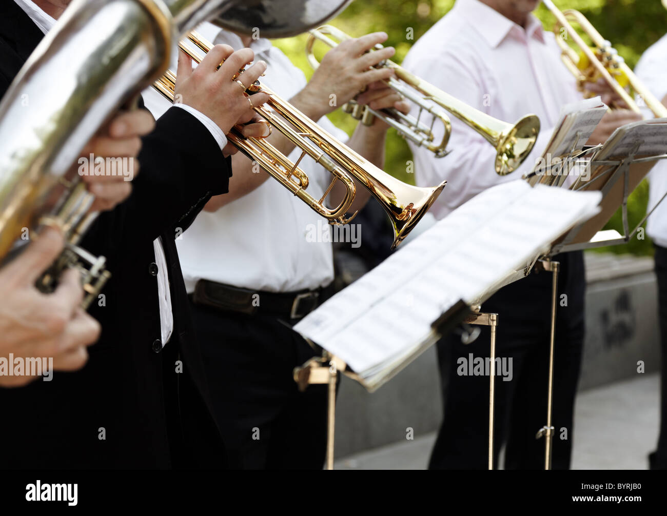 Jazz Band spielt auf der Straße, selektiven Fokus auf den Händen mit Trompete Stockfoto